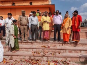 नवरात्रि में डीएम खुद उतरे मैदान में! मंदिर में लगाई झाड़ू, दिया बड़ा संदेश