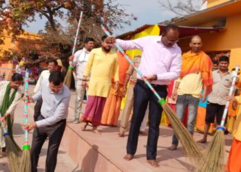 नवरात्रि में डीएम खुद उतरे मैदान में! मंदिर में लगाई झाड़ू, दिया बड़ा संदेश