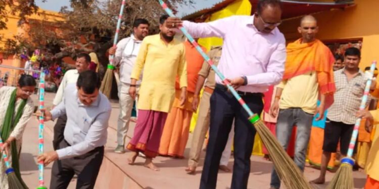 नवरात्रि में डीएम खुद उतरे मैदान में! मंदिर में लगाई झाड़ू, दिया बड़ा संदेश