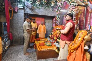 नवरात्रि से पहले अलर्ट! डीआईजी ने लेहड़ा मंदिर पहुंचकर सुरक्षा व्यवस्था का लिया जायजा