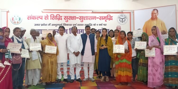 रायबरेली मेले में बंटे लाभ! पेंशन, शादी अनुदान और कोचिंग योजना के प्रमाण पत्र वितरित