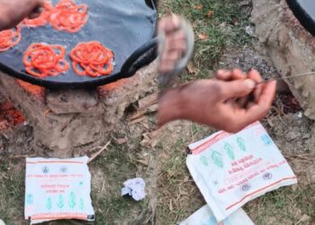 बड़ा खुलासा! आंगनबाड़ी का तेल बाजार में बिकता मिला, जांच की मांग तेज