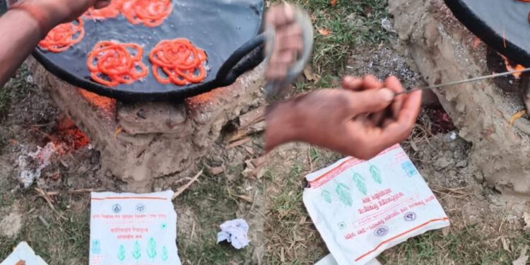 बड़ा खुलासा! आंगनबाड़ी का तेल बाजार में बिकता मिला, जांच की मांग तेज