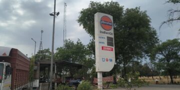 लखनऊ में पेट्रोल पंप बंद, लोगों का फूटा गुस्सा! कालाबाजारी का शक गहराया