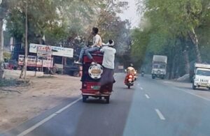 आखिरकार बैट्री रिक्शा पर जान जोखिम में डालकर बैठी सवारियों का जिम्मेदार कौन?