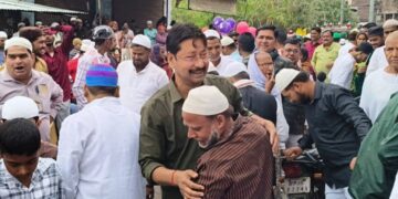 बृजमनगंज में धूमधाम से मनाई गई ईद! हजारों ने अदा की नमाज, गले मिलकर दी मुबारकबाद