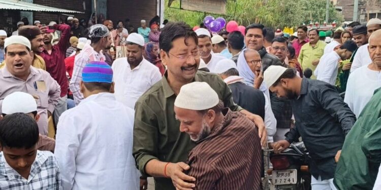 बृजमनगंज में धूमधाम से मनाई गई ईद! हजारों ने अदा की नमाज, गले मिलकर दी मुबारकबाद