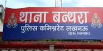 नशे में पिकअप चढ़ाकर तोड़ा चबूतरा, विरोध करने पर महिलाओं से बदसलूकी