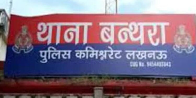 नशे में पिकअप चढ़ाकर तोड़ा चबूतरा, विरोध करने पर महिलाओं से बदसलूकी