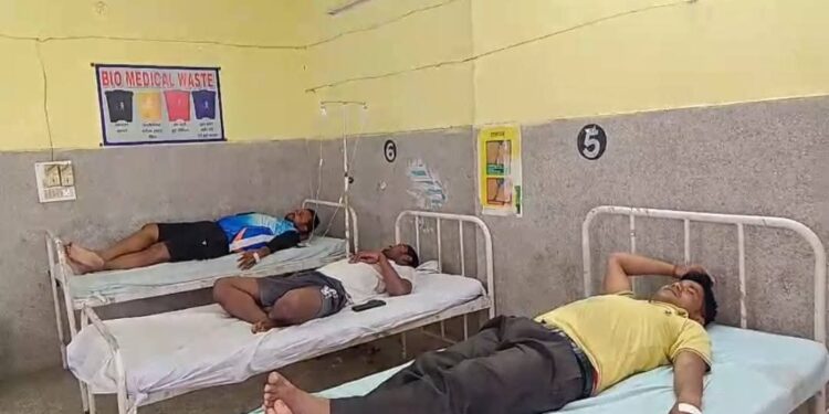 यूपी के रायबरेली में तिलक समारोह में खाने के बाद कई दर्जन लोगों की हालत बिगड़ी