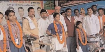 मेधावी छात्रों को मिला बड़ा इनाम! साइकिल पाकर खिले बच्चों के चेहरे