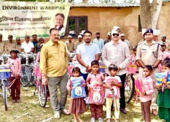 फॉरेस्ट वॉचर्स को मिली साइकिल, जंगल की सुरक्षा होगी और मजबूत