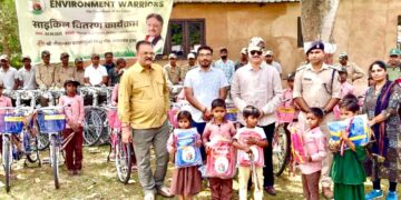 फॉरेस्ट वॉचर्स को मिली साइकिल, जंगल की सुरक्षा होगी और मजबूत