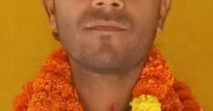 महराजगंज के बृजमनगंज में 14 साल की सेल्फ स्टडी से जितेंद्र साहनी बने समीक्षा अधिकारी, क्षेत्र में खुशी की लहर