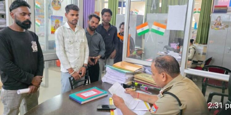 बाजपुर में युवक से मारपीट का आरोप, परिजनों ने पुलिस पर लगाए गंभीर आरोप, जांच की मांग