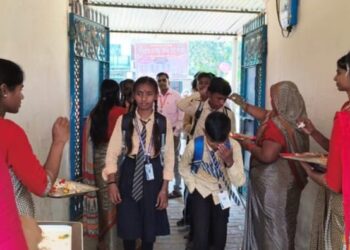 बृजमनगंज के राधिका देवी जूनियर हाई स्कूल में भांगड़ा की धुन पर बच्चों का स्वागत, पुष्प वर्षा कर अभिनंदन