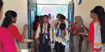 बृजमनगंज के राधिका देवी जूनियर हाई स्कूल में भांगड़ा की धुन पर बच्चों का स्वागत, पुष्प वर्षा कर अभिनंदन