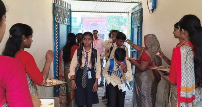 बृजमनगंज के राधिका देवी जूनियर हाई स्कूल में भांगड़ा की धुन पर बच्चों का स्वागत, पुष्प वर्षा कर अभिनंदन