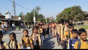 बृजमनगंज के राधिका देवी जूनियर हाई स्कूल में भांगड़ा की धुन पर बच्चों का स्वागत, पुष्प वर्षा कर अभिनंदन