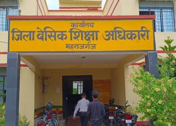 बृजमनगंज में मानकों के बिना स्कूलों को मान्यता, अभिभावकों से ड्रेस-किताब के नाम पर वसूली के आरोप