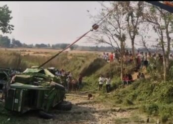 महराजगंज के बृजमनगंज में कंबाइन मशीन खाई में पलटी, बड़ा हादसा टला