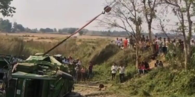 महराजगंज के बृजमनगंज में कंबाइन मशीन खाई में पलटी, बड़ा हादसा टला