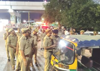 लखनऊ ट्रांसपोर्ट नगर में अवैध अतिक्रमण पर पुलिस की सख्ती, कानपुर रोड पर चला अभियान