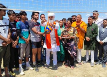 बाजपुर के गुलड़िया में सद्भावना बॉलीबाल टूर्नामेंट का शुभारंभ, नामधारी ने किया उद्घाटन