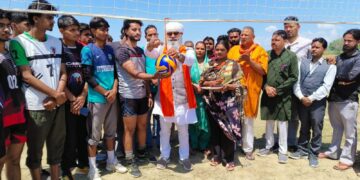 बाजपुर के गुलड़िया में सद्भावना बॉलीबाल टूर्नामेंट का शुभारंभ, नामधारी ने किया उद्घाटन