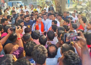 बारा बिरवां सब्जी मार्केट अग्निकांड: 26 दुकानें जलीं, डॉ. राजेश्वर सिंह ने पीड़ितों को दी तत्काल सहायता