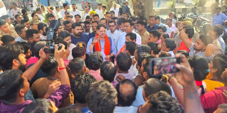 बारा बिरवां सब्जी मार्केट अग्निकांड: 26 दुकानें जलीं, डॉ. राजेश्वर सिंह ने पीड़ितों को दी तत्काल सहायता