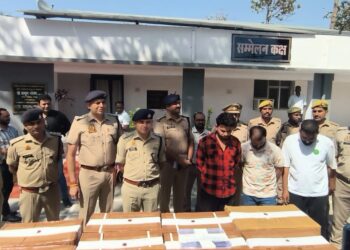 रामपुर पुलिस का बड़ा खुलासा: 15 लाख की कोडीनयुक्त कफ सिरप बरामद, तीन आरोपी गिरफ्तार