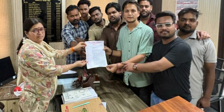 बाजपुर में बदहाल स्वास्थ्य सेवाओं पर छात्र संघ का प्रदर्शन, एसडीएम को सौंपा ज्ञापन