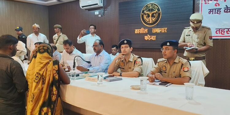 महराजगंज: संपूर्ण समाधान दिवस में डीएम व एसपी ने सुनीं जन समस्याएं, अधिकारियों को दिए सख्त निर्देश