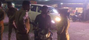 बृजमनगंज में पुलिस चेकिंग अभियान: बिना हेलमेट पर कार्रवाई, पुलिसकर्मियों को भी नियम पालन के निर्देश
