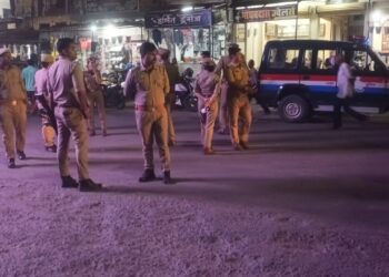 बृजमनगंज में पुलिस चेकिंग अभियान: बिना हेलमेट पर कार्रवाई, पुलिसकर्मियों को भी नियम पालन के निर्देश