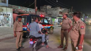 बृजमनगंज में पुलिस चेकिंग अभियान: बिना हेलमेट पर कार्रवाई, पुलिसकर्मियों को भी नियम पालन के निर्देश