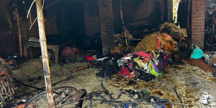 रायबरेली में चूल्हे की चिंगारी से भीषण आग: तीन घर जले, छह मवेशियों की मौत