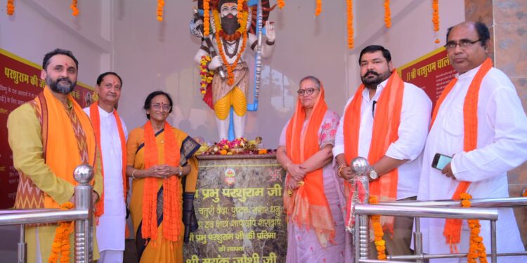 लखनऊ में भगवान परशुराम जयंती धूमधाम से मनाई गई, भजन संध्या में उमड़ा जनसैलाब