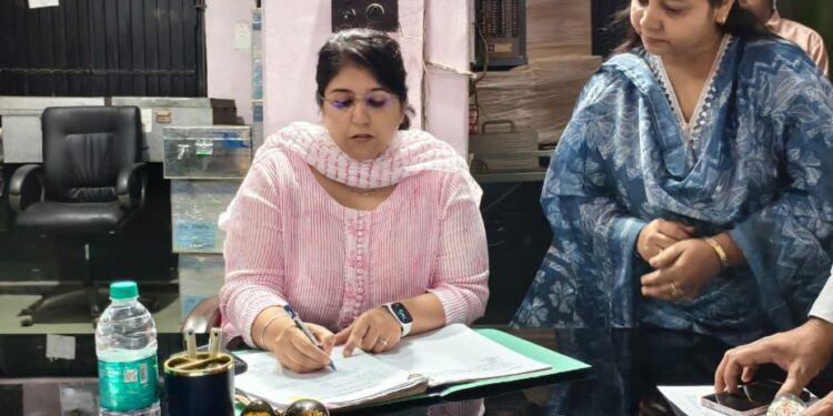 रायबरेली: नवागंतुक डीएम सरनीत कौर ब्रोका ने ग्रहण किया कार्यभार, पारदर्शी प्रशासन पर जोर