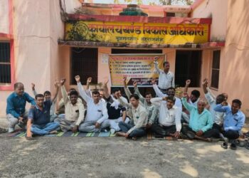 महराजगंज: मानदेय बकाया को लेकर रोजगार सेवकों का प्रदर्शन, खंड विकास कार्यालय पर धरना