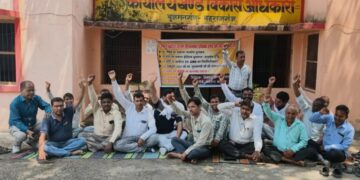 महराजगंज: मानदेय बकाया को लेकर रोजगार सेवकों का प्रदर्शन, खंड विकास कार्यालय पर धरना