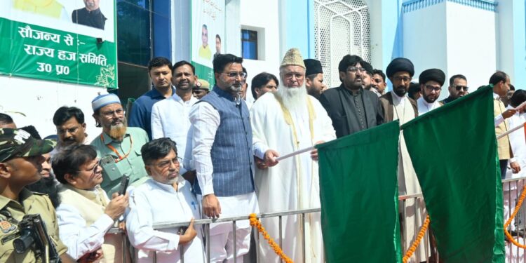 लखनऊ से हज-2026 की पहली उड़ान रवाना, 427 यात्री पहुंचे मक्का के सफर पर