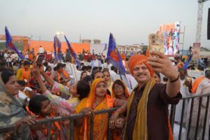 सरोजनीनगर में 15 हजार की भीड़, कन्हैया मित्तल के भजनों पर झूमे श्रद्धालु