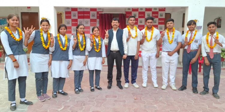 सरोजनीनगर के क्रिएटिव कॉन्वेंट कॉलेज का कमाल, 100% रिजल्ट से मचा जश्न