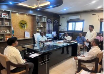 महराजगंज के कानापार में सुविधाओं का संकट, समाजसेवी ने डीएम को सौंपा ज्ञापन