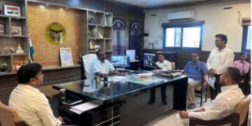 महराजगंज के कानापार में सुविधाओं का संकट, समाजसेवी ने डीएम को सौंपा ज्ञापन