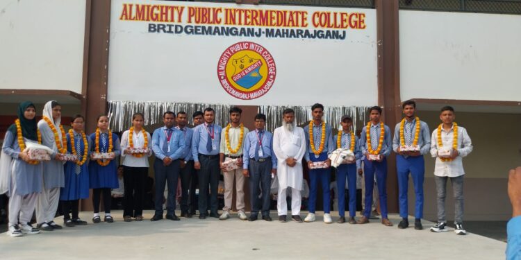 बृजमनगंज के आलमाइटी कॉलेज में मेधावियों का सम्मान, दीपिका व आदित्य बने टॉपर