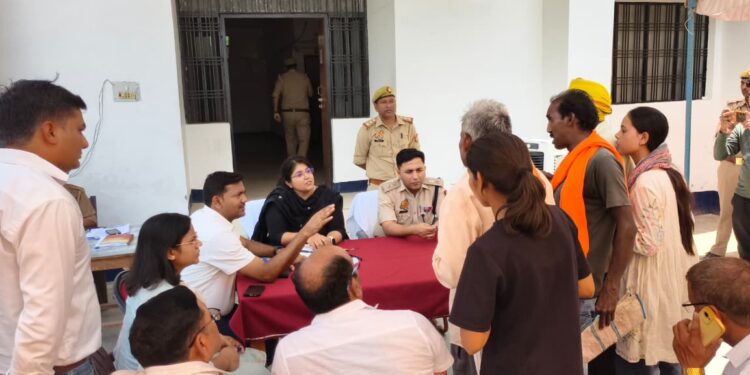 थाना दिवस पर डीएम-एसपी सख्त, शिकायतों के त्वरित निस्तारण के निर्देश