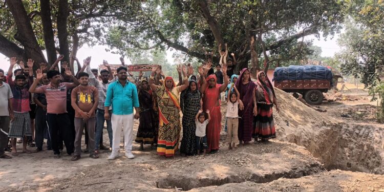 महराजगंज में पानी की टंकी पर विवाद, धार्मिक जमीन पर निर्माण के खिलाफ प्रदर्शन